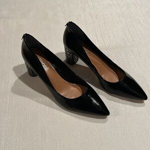 J.Reneè Women’s Black Pump w/ design on the Heel as well as accents Size 8.5 New